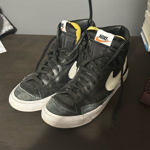 Nike Women's Blazer Mid 77 Shoes